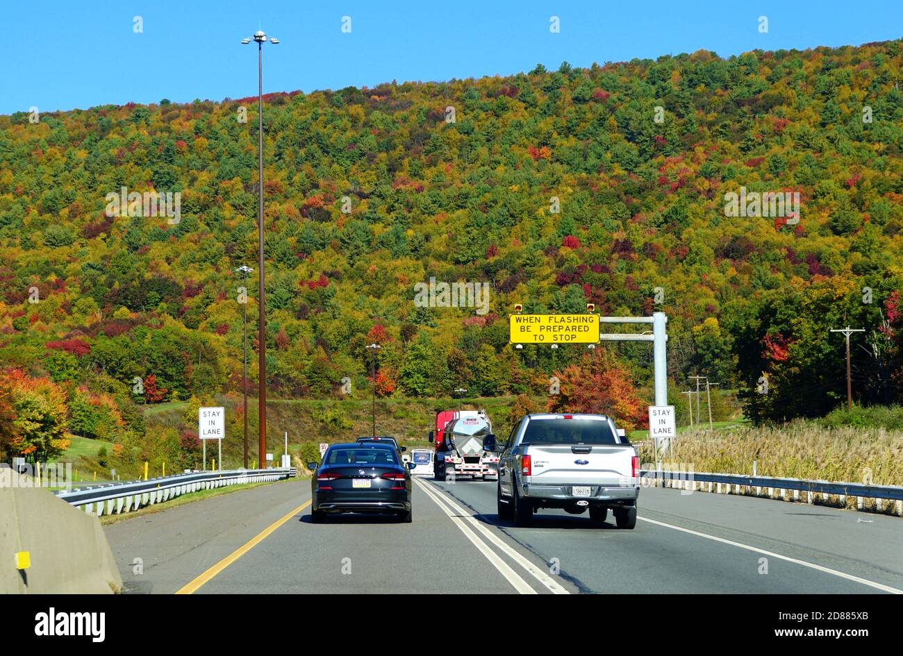 Slatington, Pennsylvanie, États-Unis - 17 octobre 2020 - circulation sur l'Interstate 476 Sud vers le tunnel Lehigh surplombant les couleurs saisissantes du feuillage d'automne Banque D'Images