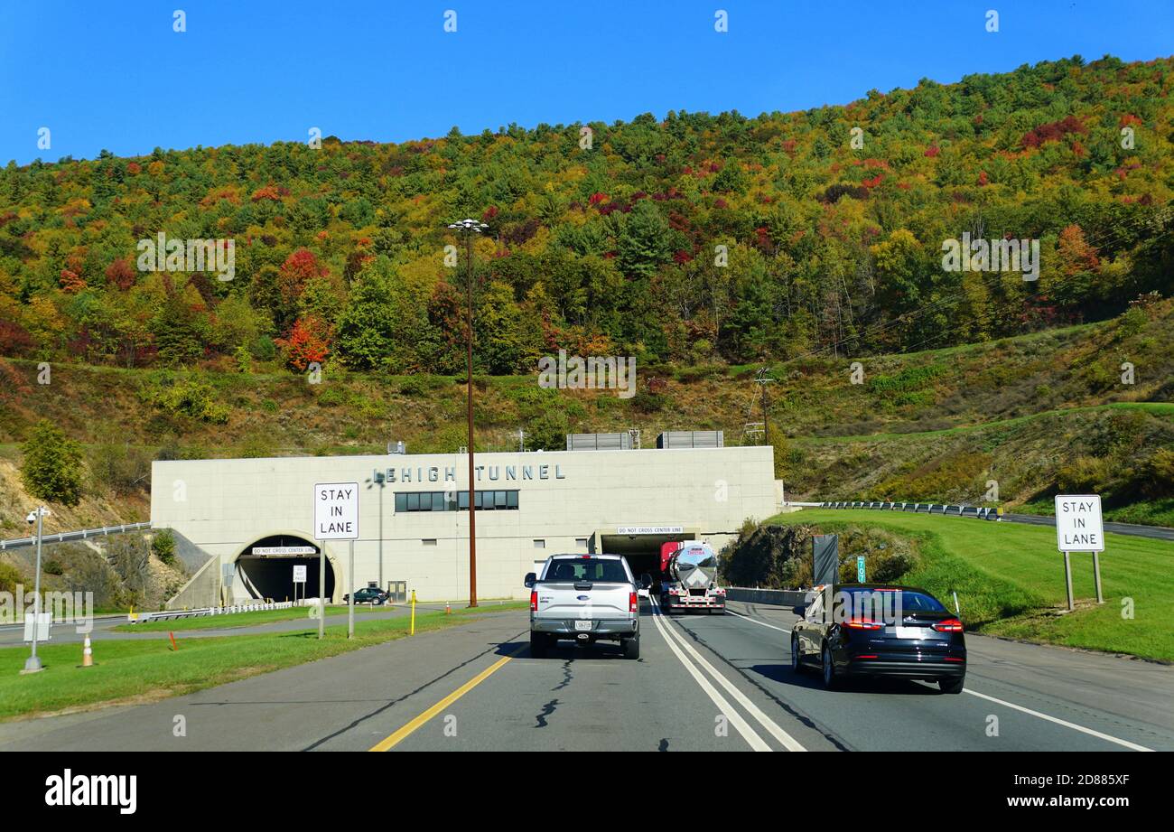 Slatington, Pennsylvanie, États-Unis - 17 octobre 2020 - circulation sur l'Interstate 476 Sud vers le tunnel Lehigh surplombant les couleurs saisissantes du feuillage d'automne Banque D'Images