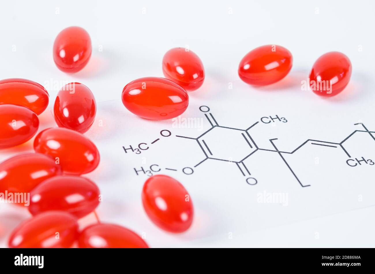 Vitamine Coenzyme Q10 avec formule chimique sur fond blanc. Pour éviter le vieillissement. Pilules et médicaments Banque D'Images