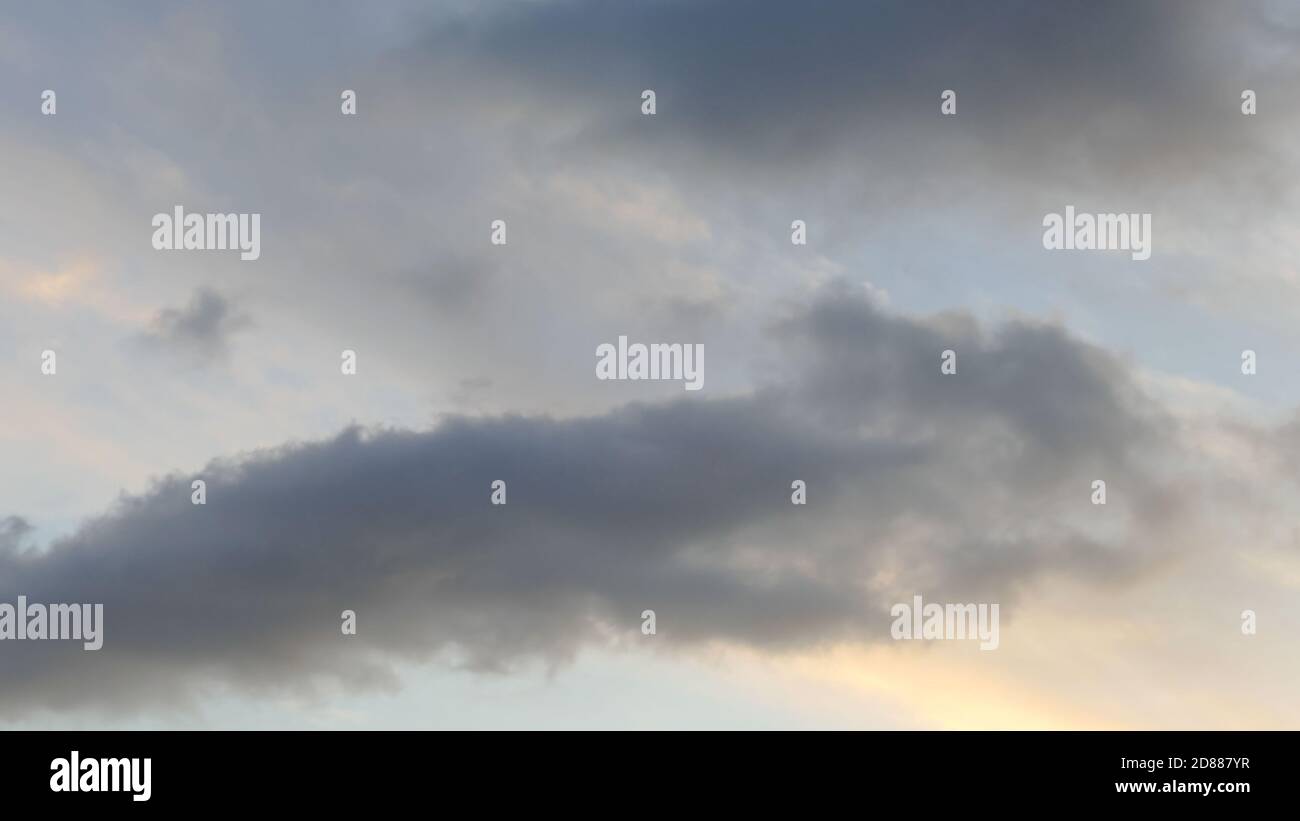 Nuages de couleur au coucher du soleil Banque D'Images