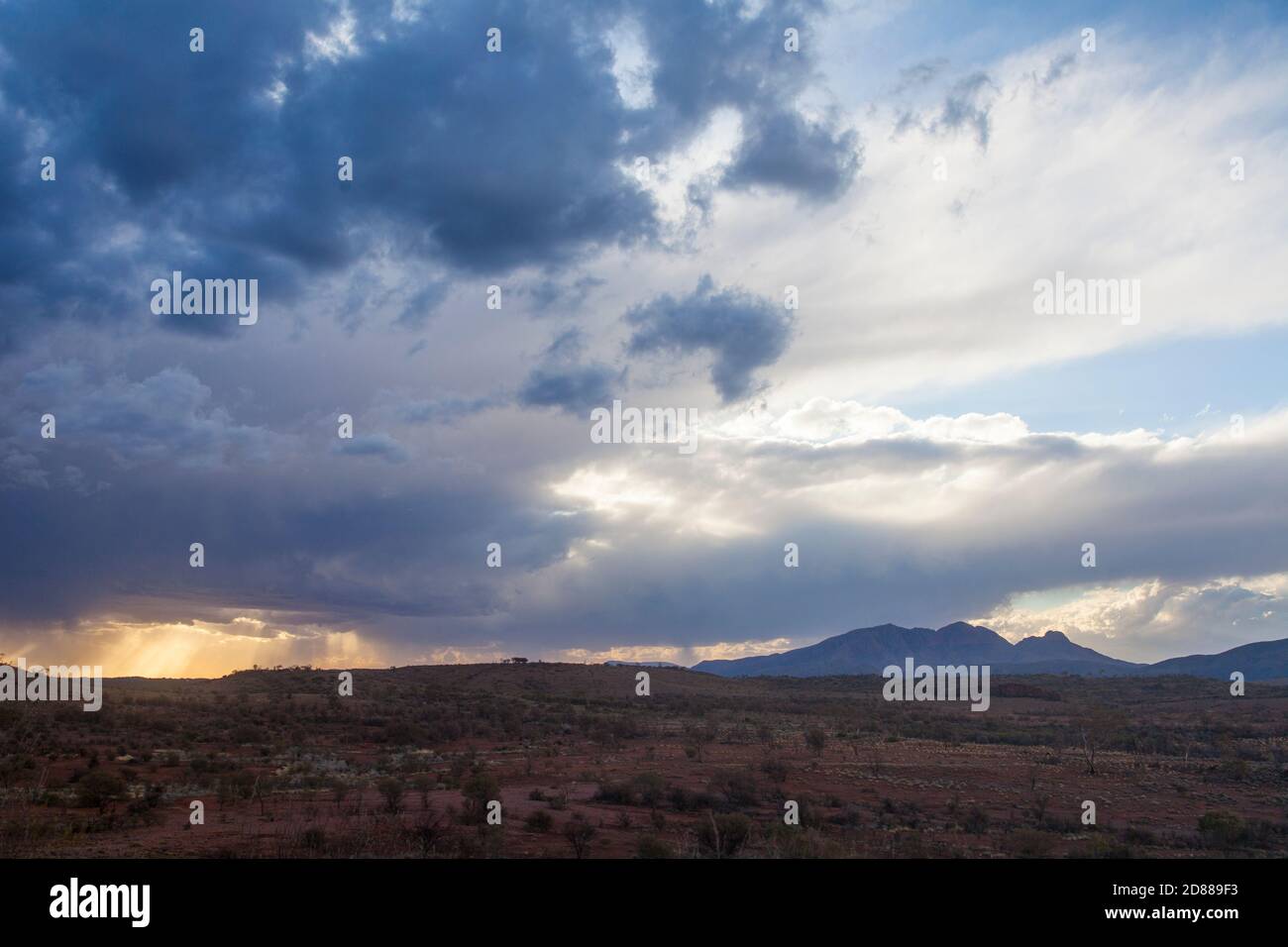 Cumulonimbus hiver nuages au coucher du soleil sur le Mont Sonder / Rwetyepme (1380m) , Tjoritja / West McDonnell Ranges National Park Banque D'Images