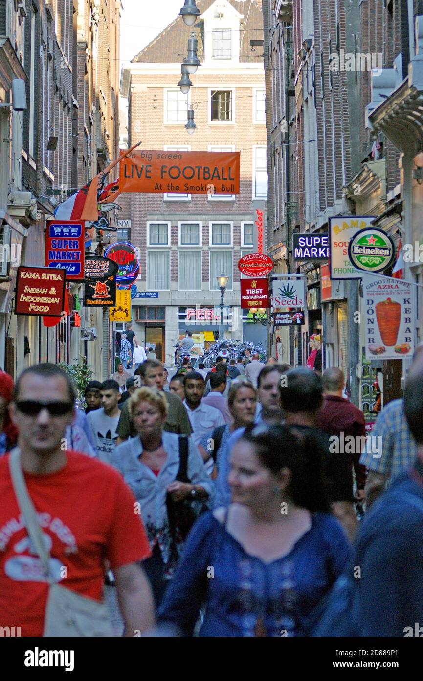 Le tourisme de masse a dépassé Lange Niezel à Amsterdam, Hollande, en 2011, l'une des raisons du projet 1012 de la ville. Banque D'Images