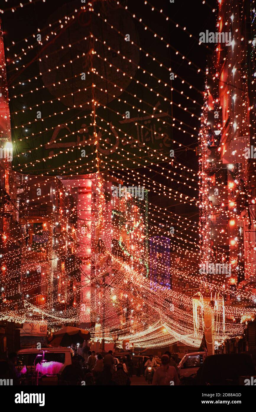 Décoration de lumières de Noël au centre-ville la nuit. Banque D'Images