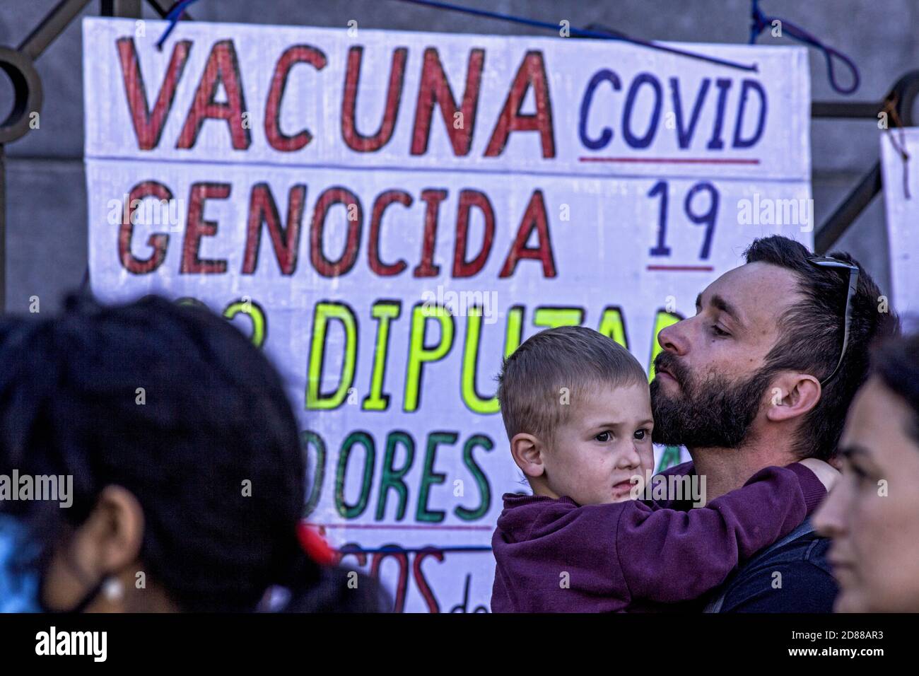 Buenos Aires, capitale fédérale, Argentine. 27 octobre 2020. Un groupe de personnes, représentants du mouvement anti-vaccin, a manifesté ce mardi 27 octobre, dans les environs du Congrès de la nation Argentine dans la ville de Buenos Aires, contre le futur vaccin contre le coronavirus. Crédit: Roberto Almeida Aveledo/ZUMA Wire/Alamy Live News Banque D'Images