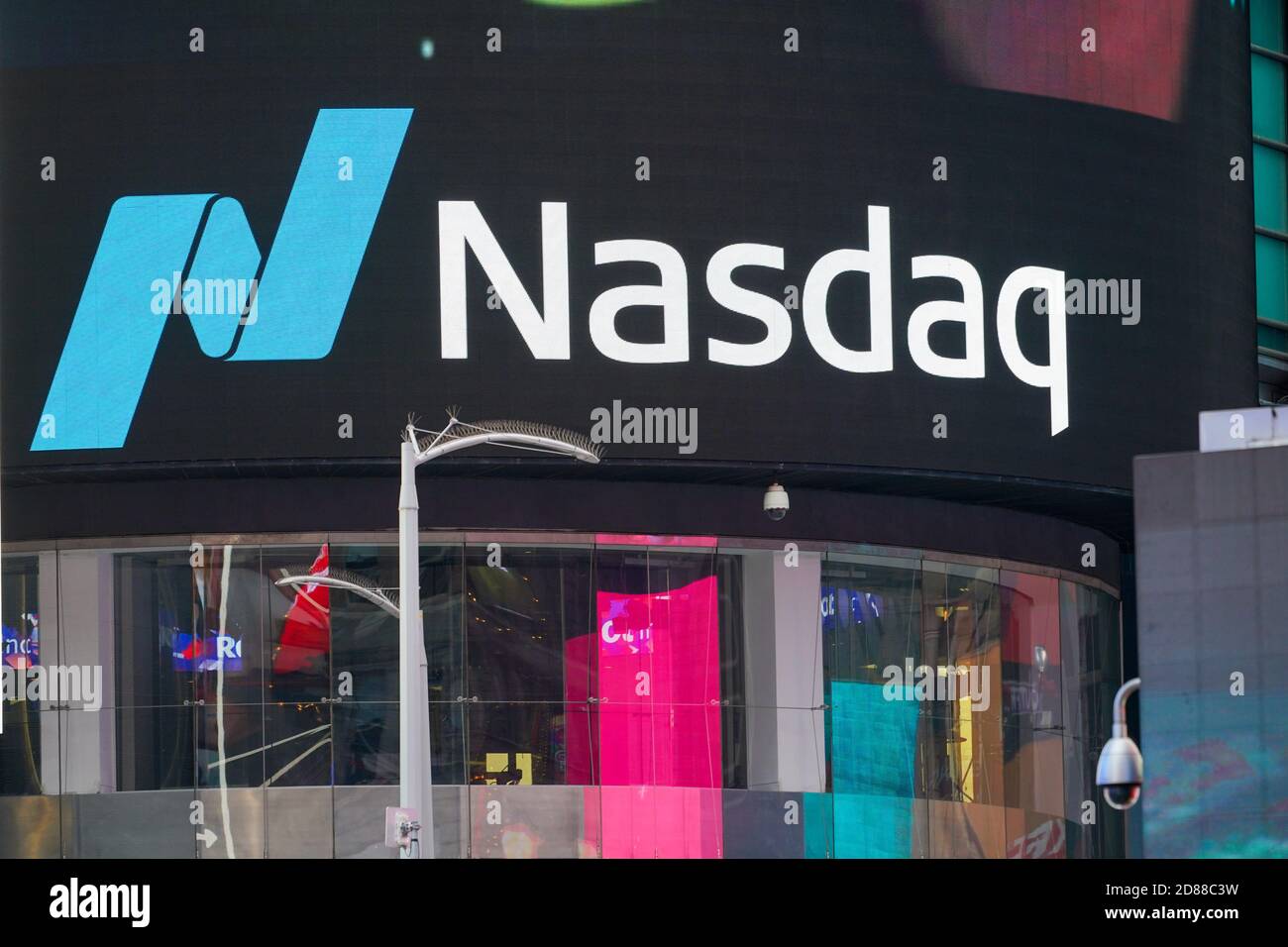 New York, États-Unis. 27 octobre 2020. Bourse américaine, logo NASDAQ à Times Square. Crédit : SOPA Images Limited/Alamy Live News Banque D'Images