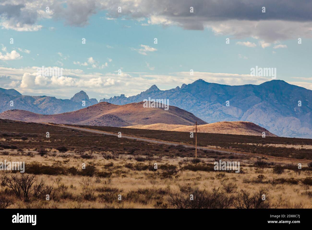 Les contreforts sont illuminés par la lumière des montagnes Dragoon (berceau de Cochise Stronghold) en arrière-plan. Banque D'Images