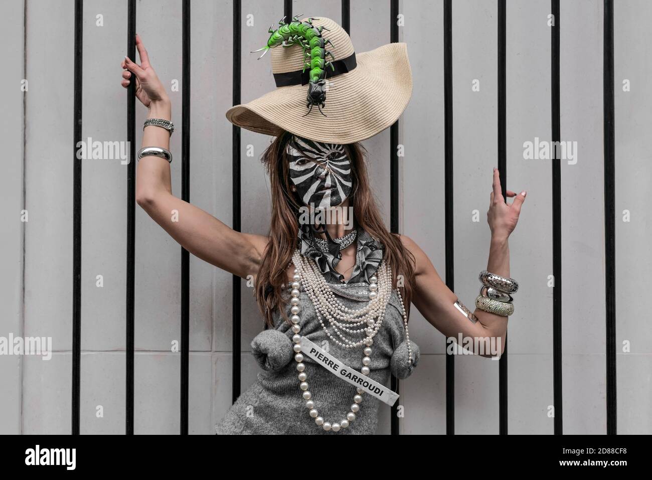 Les modèles prennent part à un défilé de mode de rue coloré près de Savile Row pour le designer Pierre Garroudi. Londres, Royaume-Uni. Banque D'Images