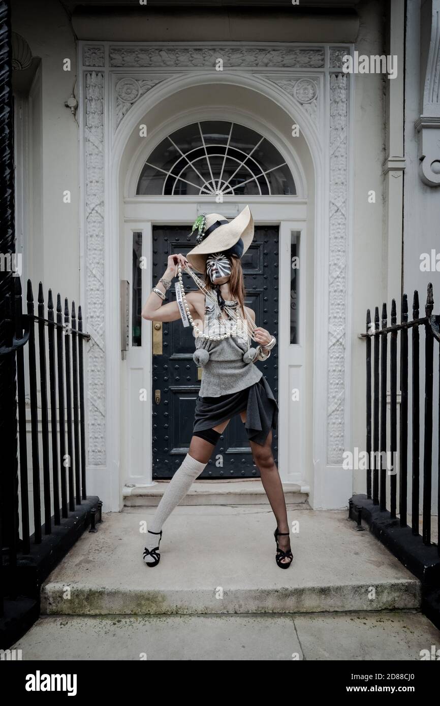 Les modèles prennent part à un défilé de mode de rue coloré près de Savile Row pour le designer Pierre Garroudi. Londres, Royaume-Uni. Banque D'Images