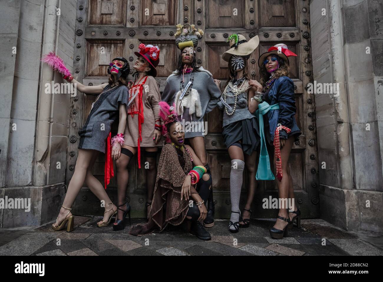 Les modèles prennent part à un défilé de mode de rue coloré près de Savile Row pour le designer Pierre Garroudi. Londres, Royaume-Uni. Banque D'Images