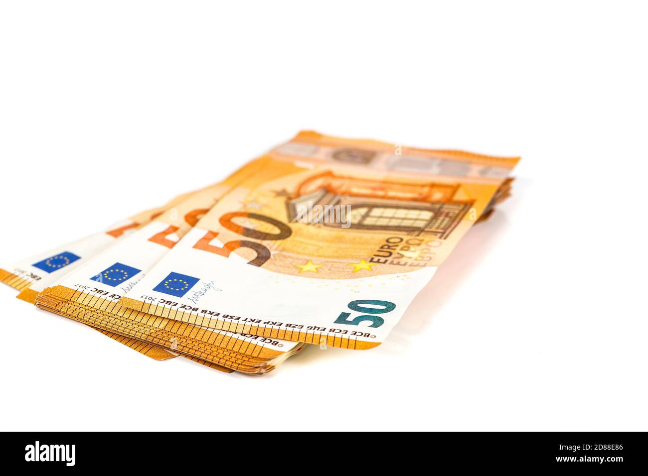 beaucoup de billets en euros sur blanc. 50 euros sur la table. Fond monétaire. Gros plan. Mise au point sélective. Banque D'Images