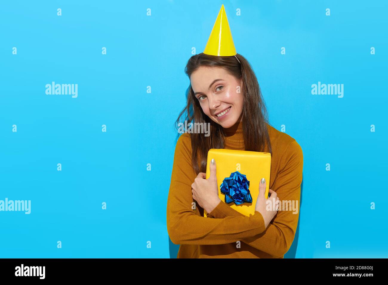 Jeune femme joyeuse avec cadeau d'anniversaire Banque D'Images