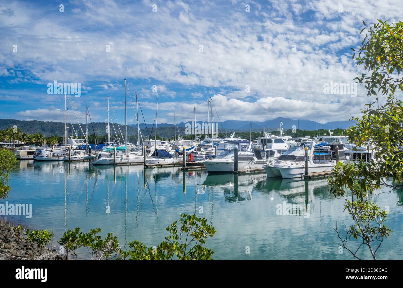 Bateaux et yachts amarrés à Crystalbrook Superyacht Marina Port Douglas, Queensland du Nord, Australie Banque D'Images