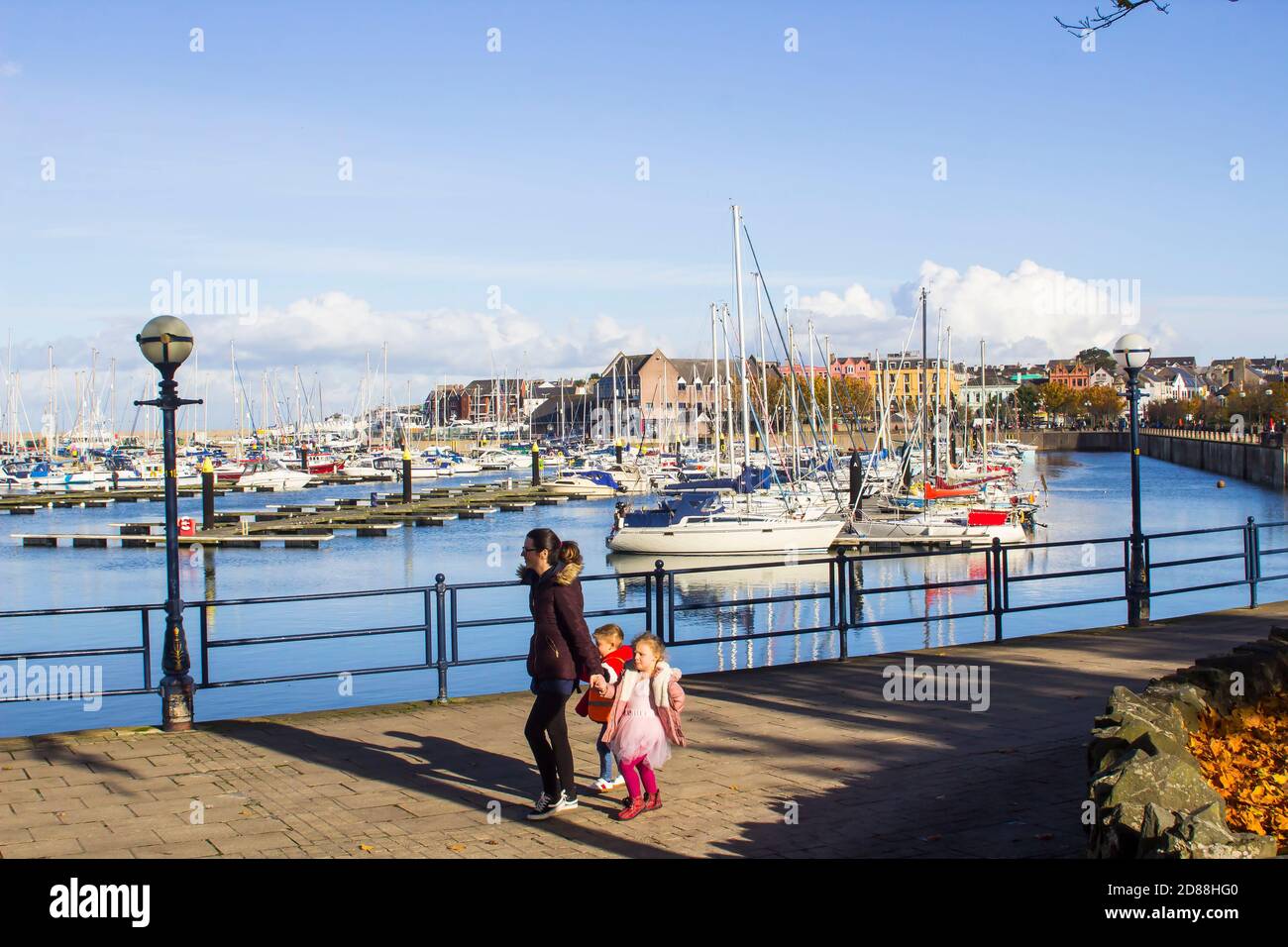 23 octobre 2020 UNE mère et des enfants marchent sur la promenade À côté de la marina moderne et de ses bateaux dans le comté de Bangor En Irlande du Nord sur une belle Banque D'Images