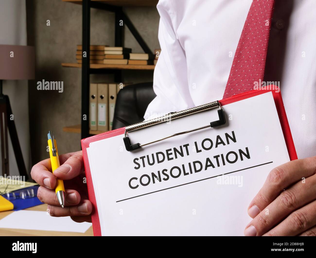 L'homme offre la consolidation de prêt étudiant pour la signature. Banque D'Images
