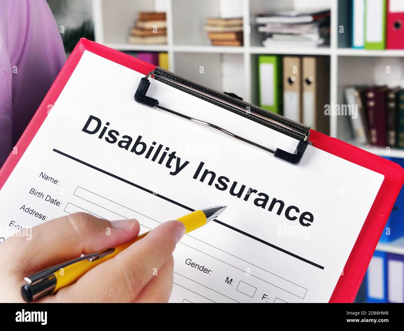 L'assureur présente une demande d'assurance invalidité pour signature. Banque D'Images