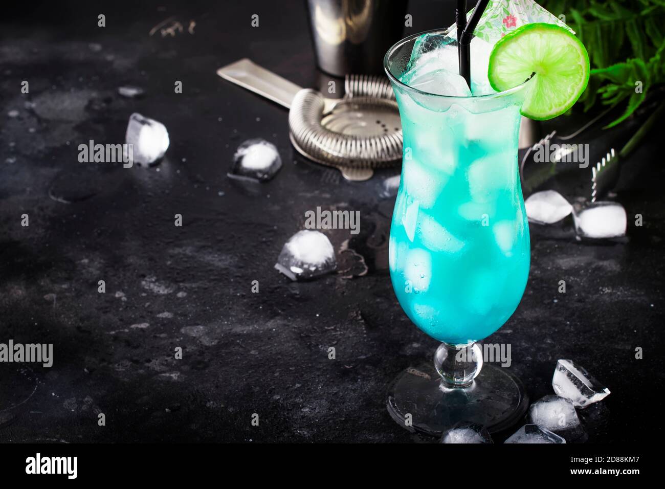 Blue Hawaiian ou Blue Lagoon cocktail - boisson alcoolisée d'été avec  vodka, liqueur, tonique, jus d'ananas et glace. Espace de copie, mise au  point sélective Photo Stock - Alamy