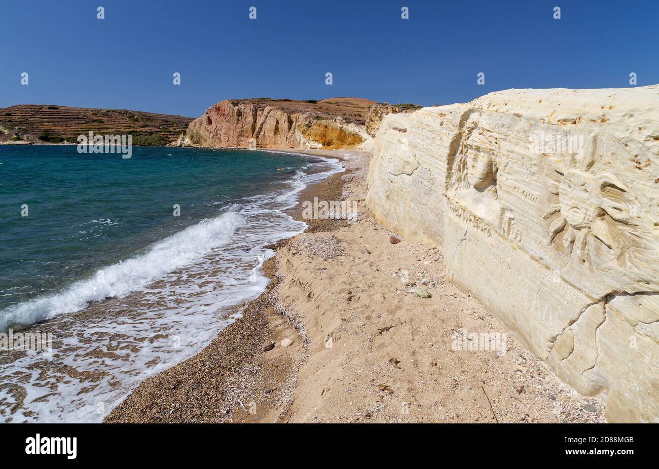 Figures sculptées sur la plage de Kalamitsi, île de Kimolos, Cyclades, Grèce. Banque D'Images