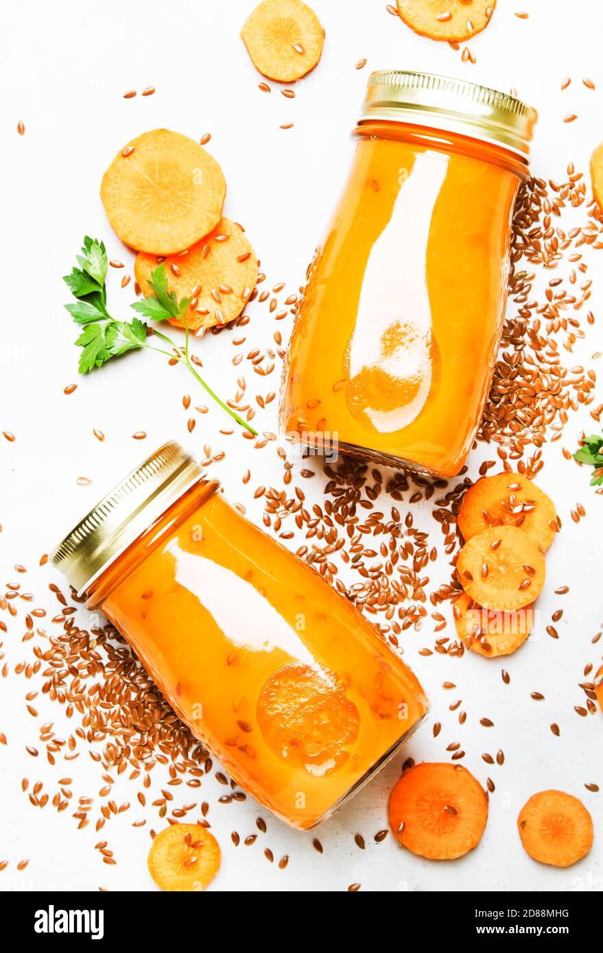 Jus de carottes ou smoothies aux graines de lin en bouteilles de verre ...
