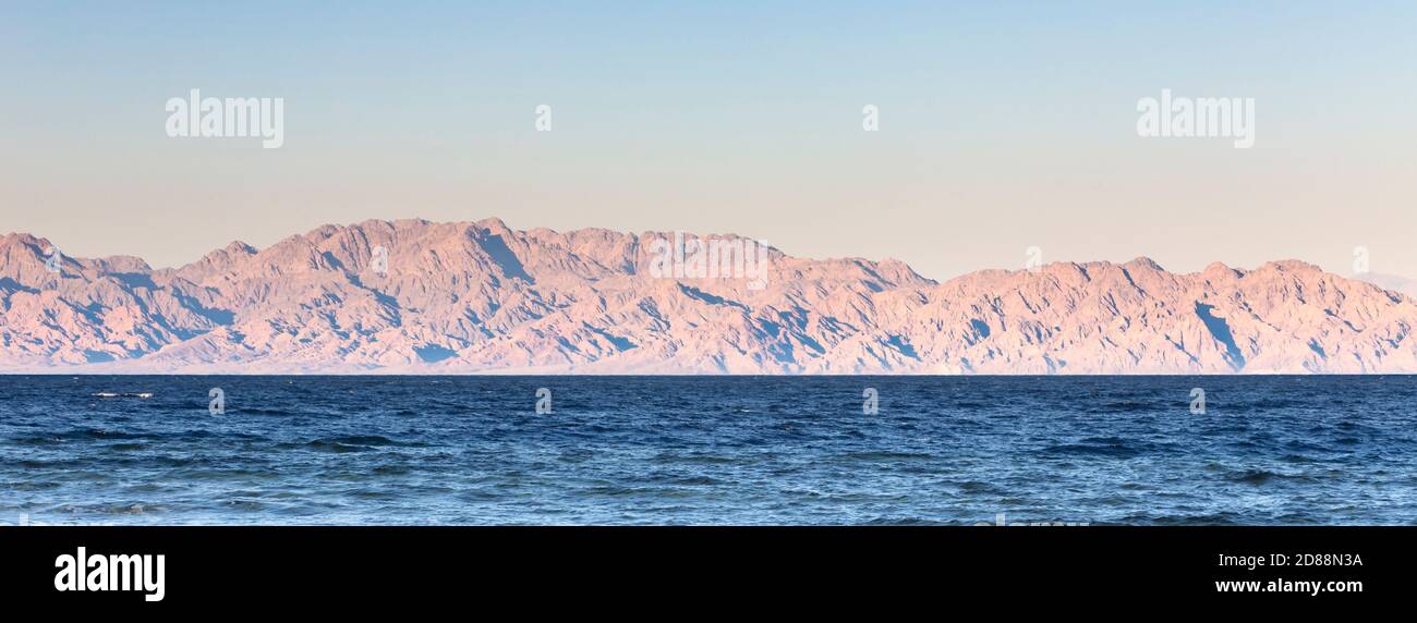 Vue de la péninsule saoudienne à travers le golfe d'Aqaba, vue de Dahab, Égypte Banque D'Images