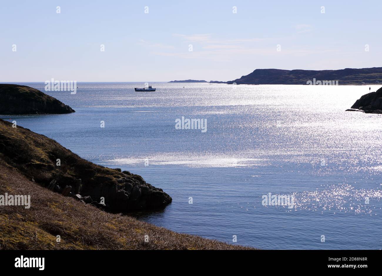 Le Calmac ferry, MV Loch Buidhe, en traversant le détroit d'Iona entre l'île d'Iona (au centre à droite) à Fionnphort sur l'île de Mull (à gauche) Banque D'Images