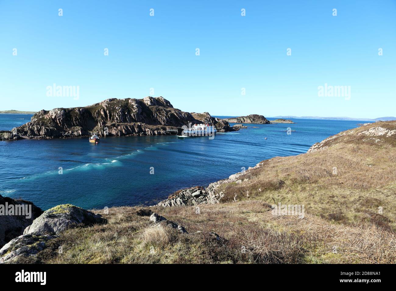 CalMac ferry 'Loch Buidhe' qui dessert la route de Fionnphort à Iona, accostage dans un mouillage sûr au large d'Eilean nam Ban, connu sous le nom de Bull Hole Banque D'Images