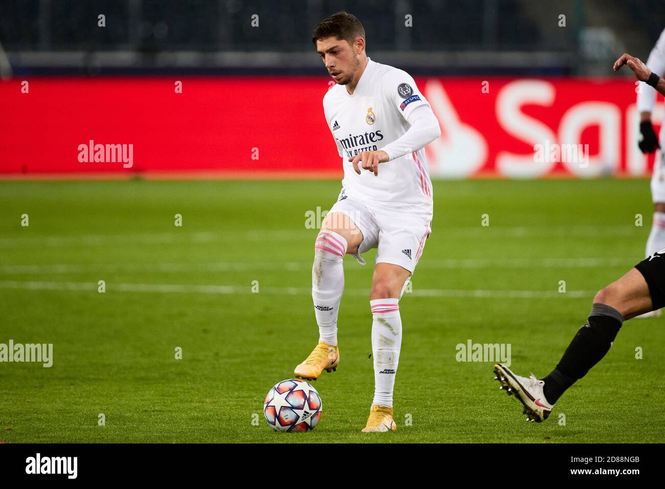 Monchengladbach, Allemagne. 27 octobre 2020. Federico Valverde du Real Madrid lors du match de la Ligue des champions de l'UEFA entre Borussia Monchengladbach et le Real Madrid au Borussia-Park le 27 octobre 2020 à Monchengladbach, Espagne. Crédit : Dax Images/Alamy Live News Banque D'Images