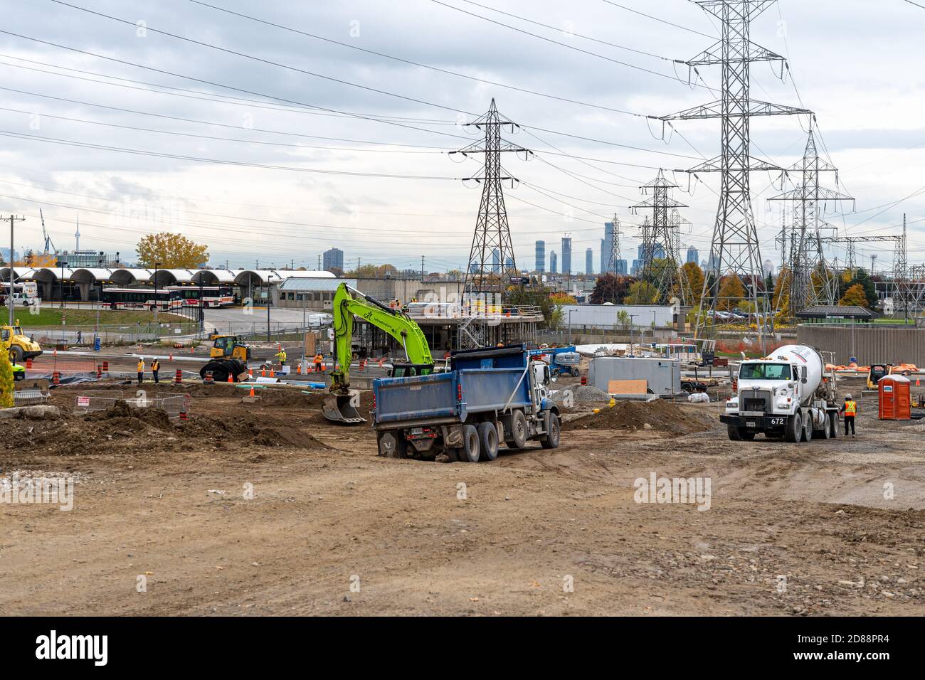 La construction du nouveau centre de transport KIPLING GO & MiWay est en cours. Le projet est en retard en raison de l'impact de la pandémie du coronavirus Banque D'Images