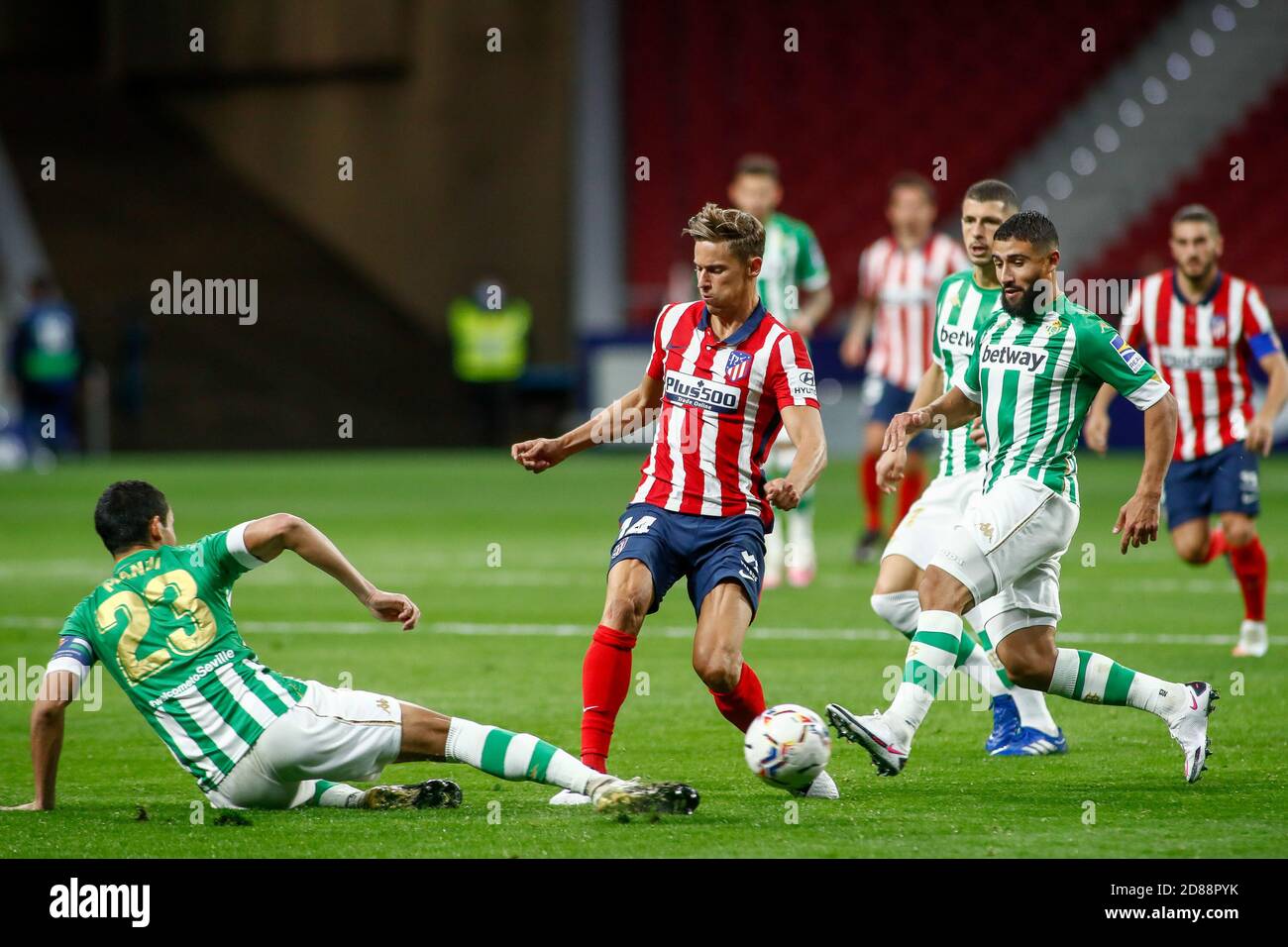 Marcos Llorente de l'Atletico de Madrid et Aissa Mandi de Real Betis en action pendant le championnat d'Espagne la Liga Match de football entre Atlétic C. Banque D'Images