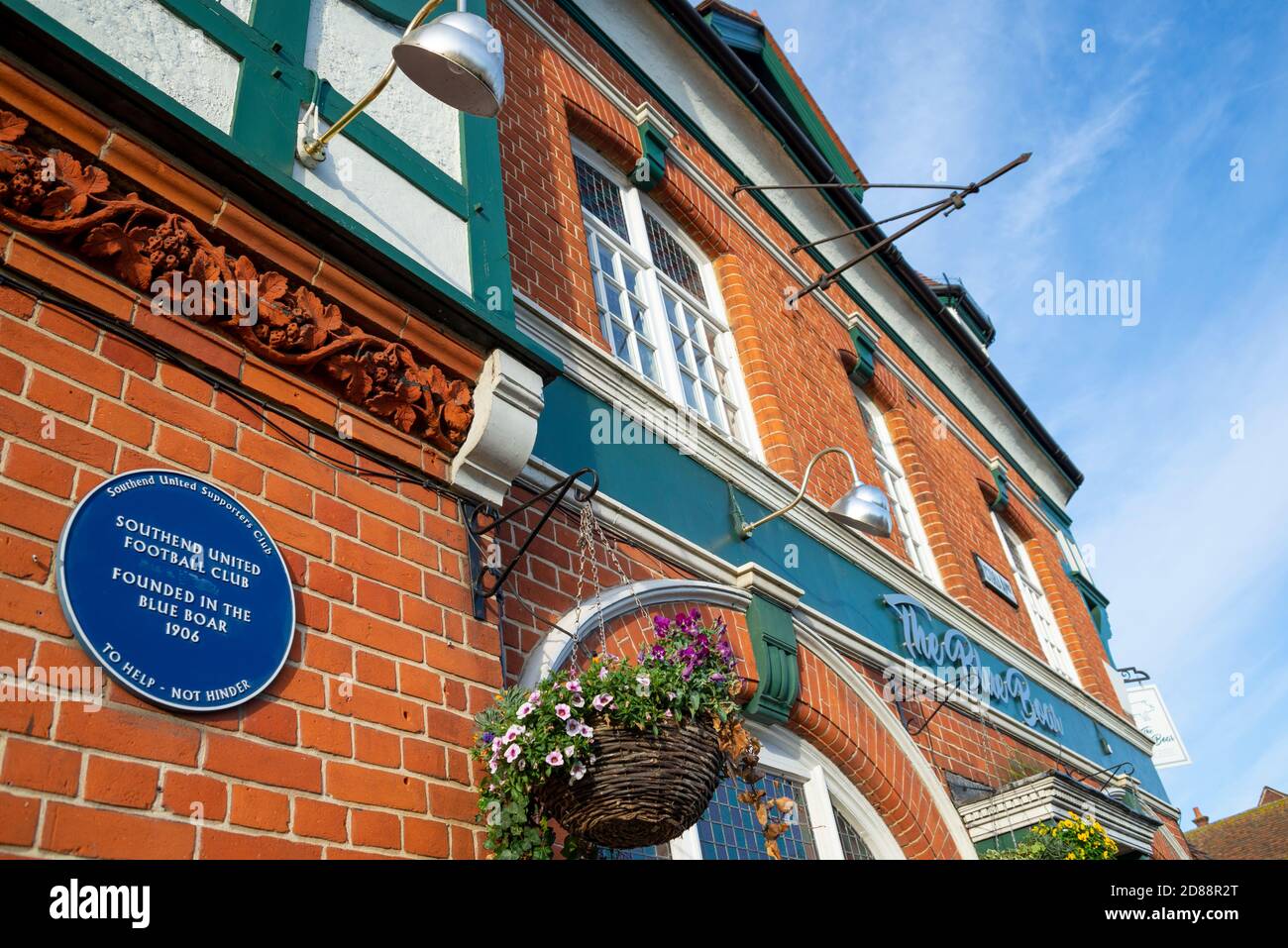 Roots Hall, Southend on Sea, Essex, Royaume-Uni. 28 octobre 2020. Le club de football de Southend United est aujourd'hui confronté à une ordonnance de liquidation devant la haute Cour en raison d'une taxe de 493,991 £ à HM Revenue and Customs à la suite d'un ajournement de septembre. Le club a lutté financièrement pendant un certain nombre d'années non aidé par l'interdiction de l'entrée des partisans sur le terrain en raison de la pandémie COVID-19, et ont été frappés par un embargo de transfert alors que les ordonnances du tribunal sont en place. Le club languit au bas de la Ligue deux, ayant été relégué la saison précédente. Blue Boar pub près du sol, où le club a été fondé en 1906 Banque D'Images