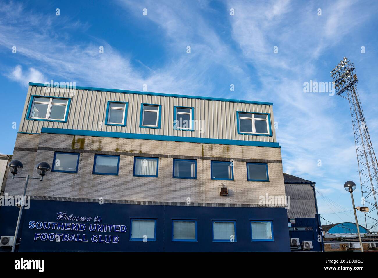 Roots Hall, Southend on Sea, Essex, Royaume-Uni. 28 octobre 2020. Le club de football de Southend United est aujourd'hui confronté à une ordonnance de liquidation devant la haute Cour en raison d'une taxe de 493,991 £ à HM Revenue and Customs à la suite d'un ajournement de septembre. Le club a lutté financièrement pendant un certain nombre d'années non aidé par l'interdiction de l'entrée des partisans sur le terrain en raison de la pandémie COVID-19, et ont été frappés par un embargo de transfert alors que les ordonnances du tribunal sont en place. Le club languit au bas de la Ligue deux, ayant été relégué la saison précédente. Bâtiment de bureau principal avec éclairage pylône Banque D'Images