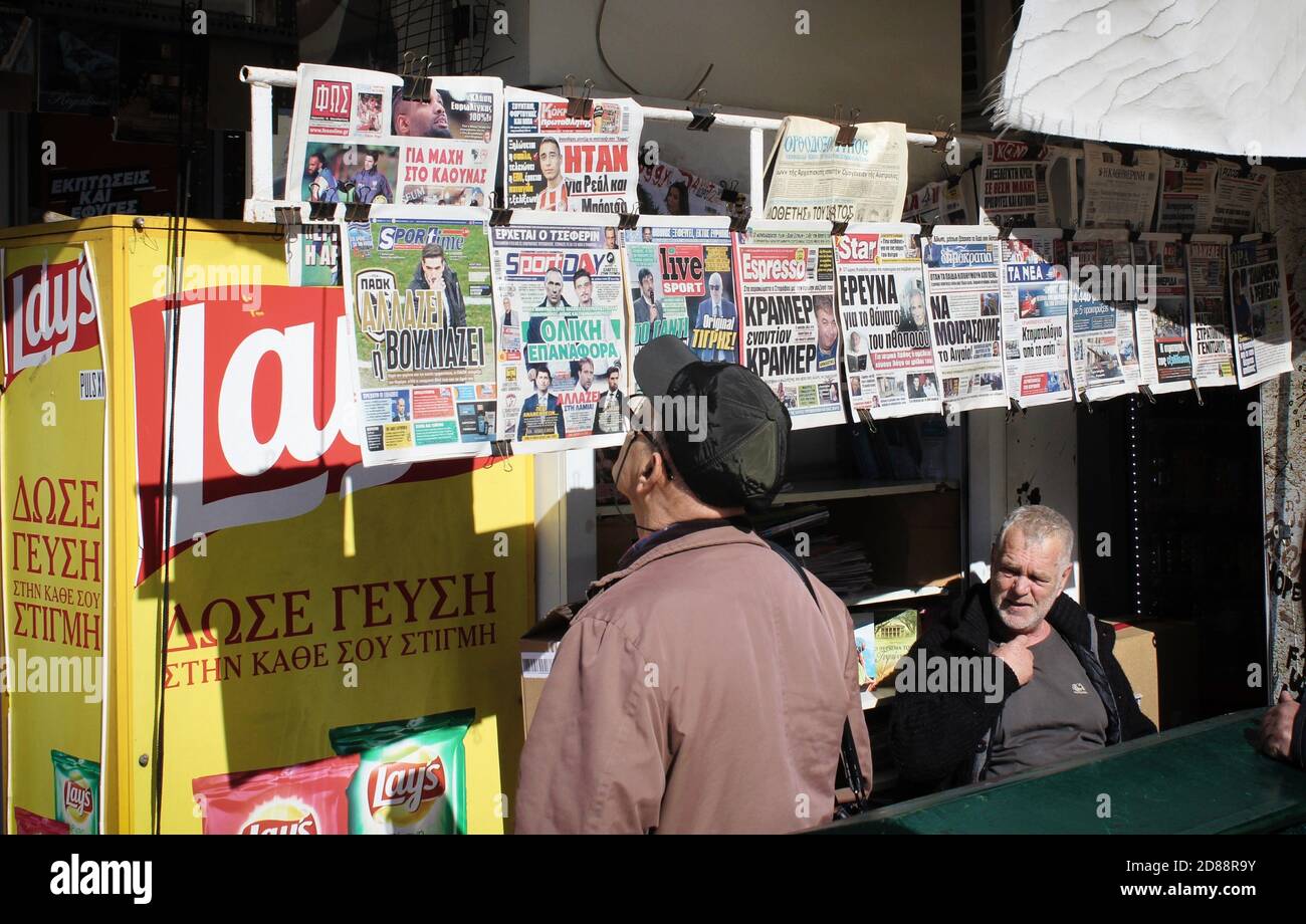 Homme regardant les journaux dans un kiosque de presse à Athènes, Grèce, février 4 2020. Banque D'Images