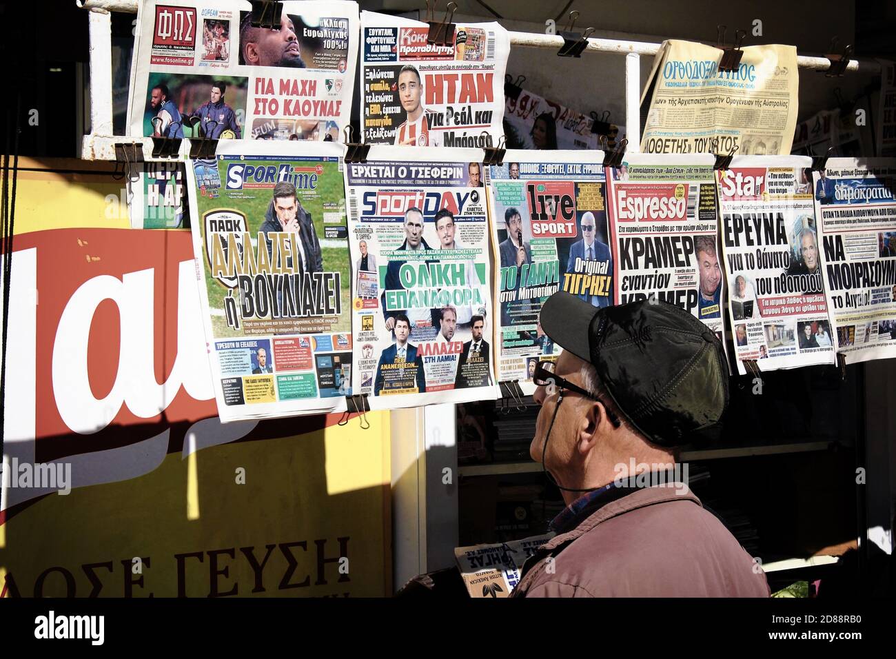 Homme regardant les journaux dans un kiosque de presse à Athènes, Grèce, février 4 2020. Banque D'Images