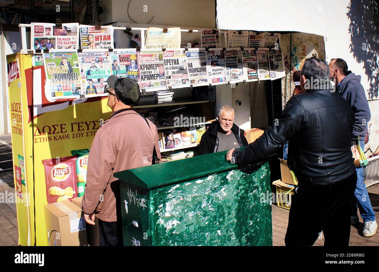 Homme regardant les journaux dans un kiosque de presse à Athènes, Grèce, février 4 2020. Banque D'Images
