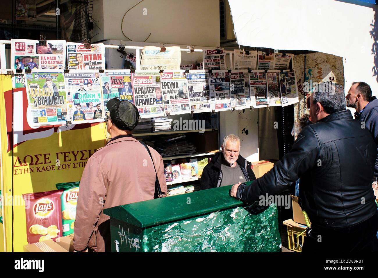 Homme regardant les journaux dans un kiosque de presse à Athènes, Grèce, février 4 2020. Banque D'Images