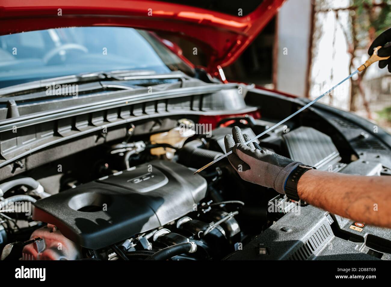 Le mécanicien examine les conditions techniques de la voiture. Vue extérieure d'une nouvelle voiture Banque D'Images