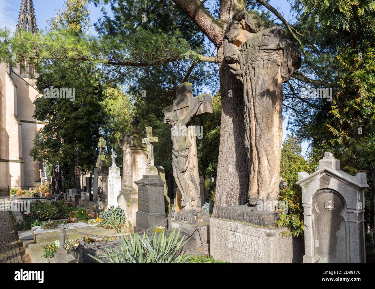 Prague, République tchèque - 12 mars 2020 : cimetière de Vysehrad, nécropole. Pierres tombales anciennes et mémoriaux Banque D'Images