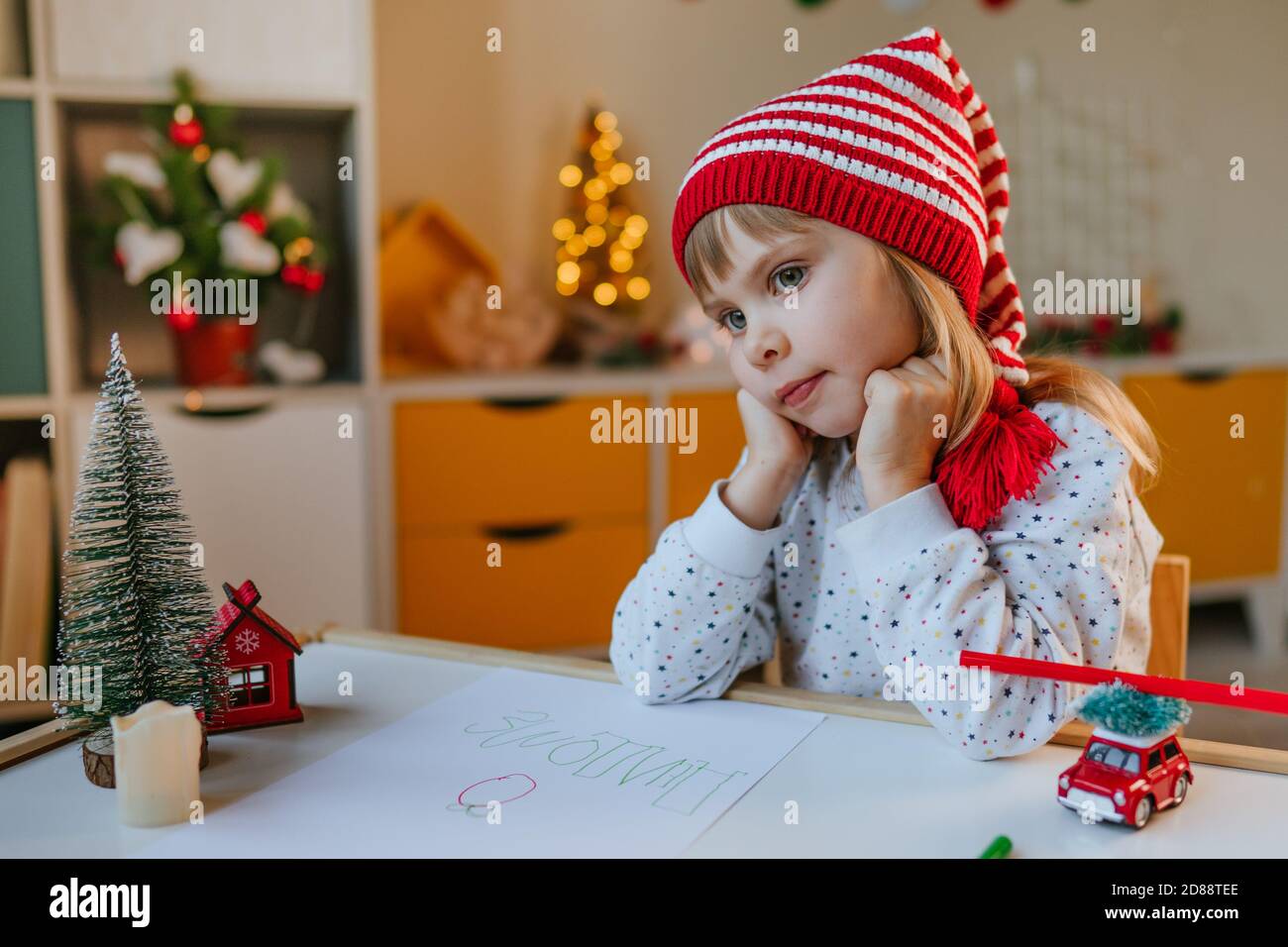 Petite fille écrivant une lettre à Santa Banque D'Images