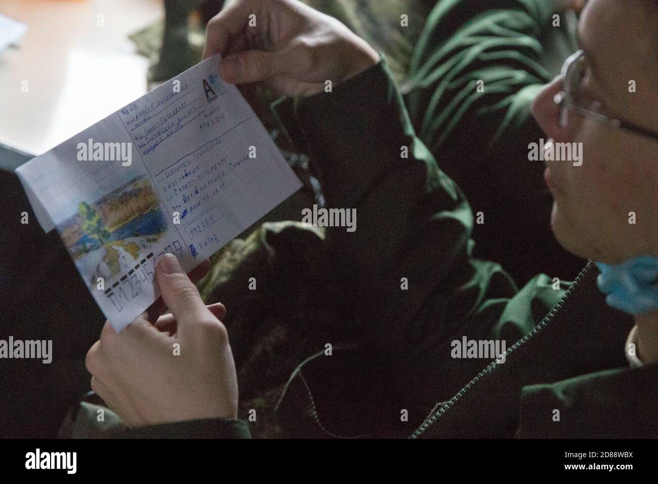 (201028) -- ST. PETERSBOURG, 28 octobre 2020 (Xinhua) -- UN nouveau conscrit de l'armée lit une lettre de sa mère sur un train pour le site militaire de Saint-Pétersbourg, Russie, 27 octobre 2020. Le recrutement de l'armée russe en automne a commencé le 1er octobre et durera jusqu'au 31 décembre. Pour être conscrits, les candidats doivent être des citoyens russes âgés de 18 à 27 ans et passer un examen physique. (Photo d'Irina Motina/Xinhua) Banque D'Images