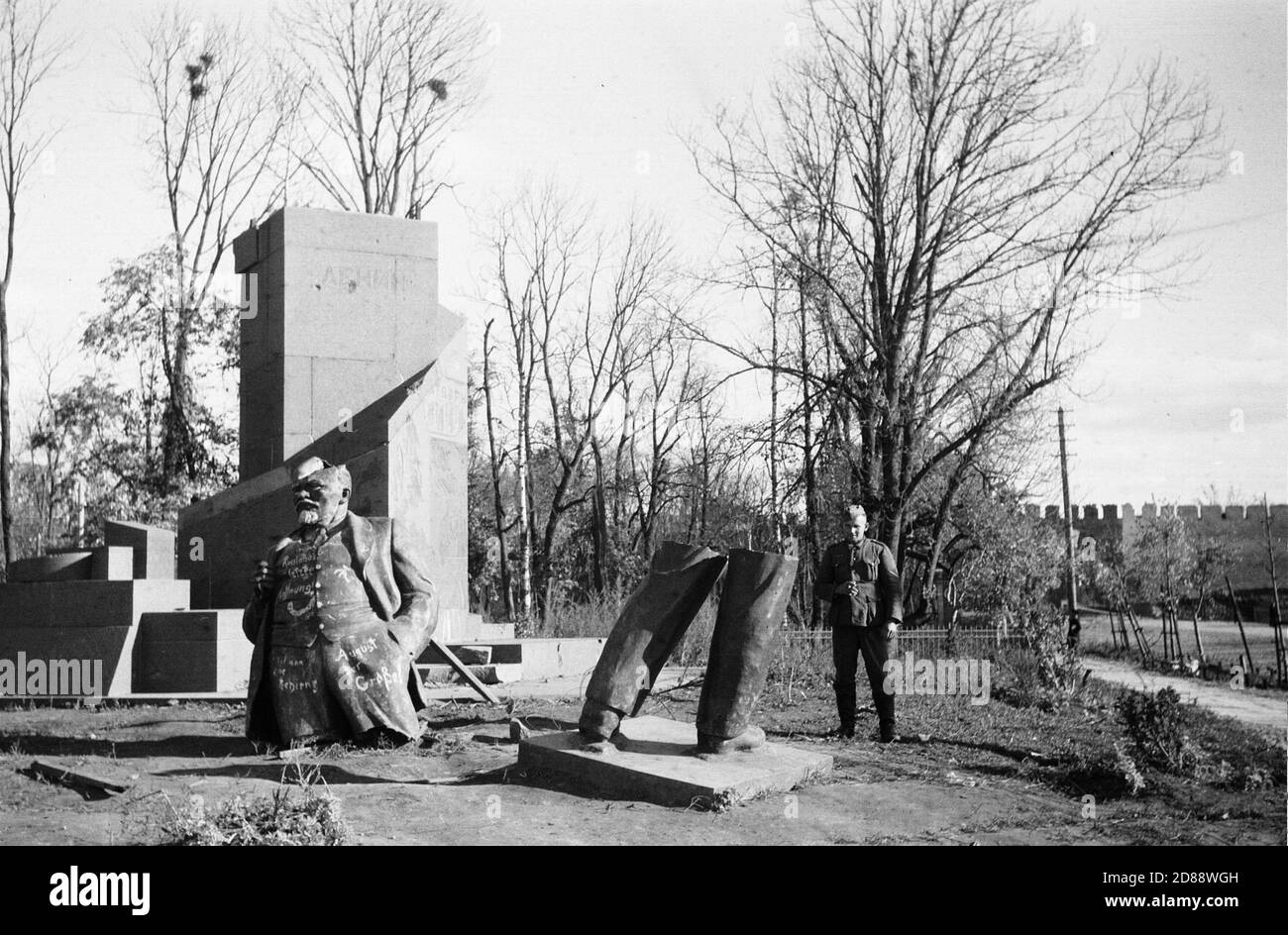 Wehrmacht Soldat vor zerstörtem Lénine Denkmal - Ostfront WW2 Russland Banque D'Images