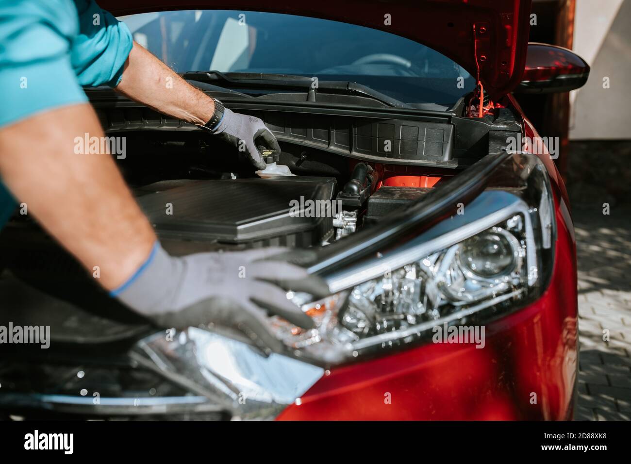 Le mécanicien examine les conditions techniques de la voiture. Vue extérieure d'une nouvelle voiture Banque D'Images