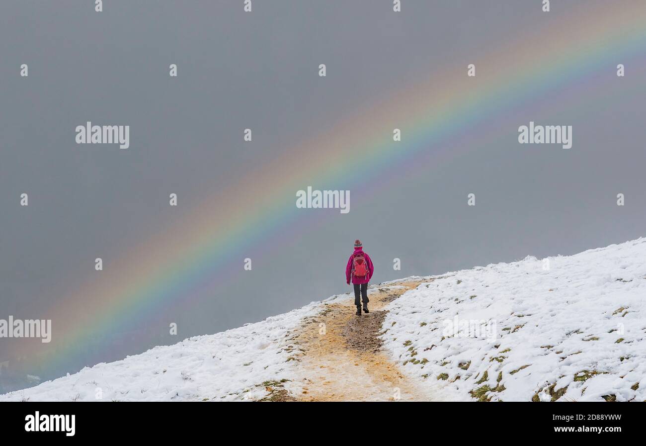 Femme active en randonnée dans la première neige automnale dans les Alpes d'Allgau près d'Oberstaufen, Bavière, Allemagne Banque D'Images