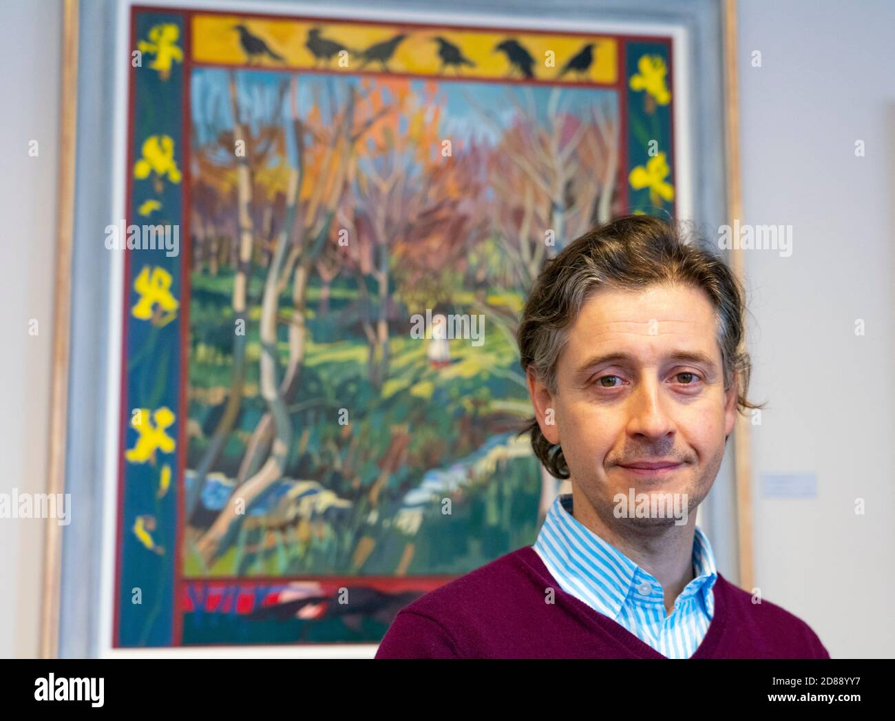 Édimbourg, Écosse, Royaume-Uni. 28 octobre 2020. L'exposition de Lachlan Goudie, qui s'inspire des contes de fées et de ses expériences pendant le confinement, se déroule à la Scottish Gallery d'Édimbourg du 28 octobre au 25 novembre. Photo : l'artiste à côté de la peinture Fairy Tales. Iain Masterton/Alay Live News Banque D'Images