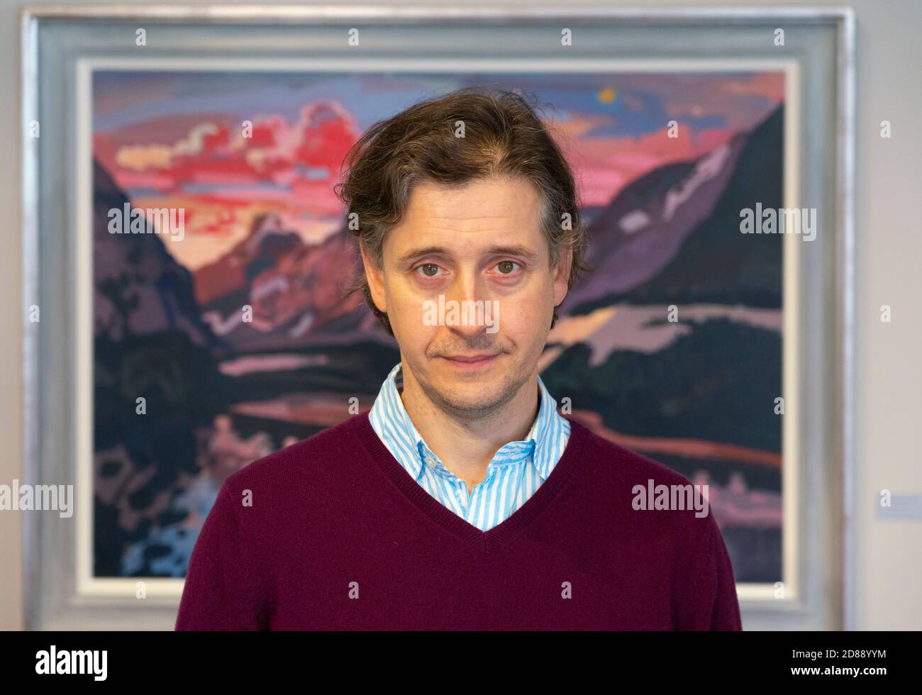 Édimbourg, Écosse, Royaume-Uni. 28 octobre 2020. L'exposition de Lachlan Goudie, qui s'inspire des contes de fées et de ses expériences pendant le confinement, se déroule à la Scottish Gallery d'Édimbourg du 28 octobre au 25 novembre. En photo; l'artiste à côté de peindre le monde perdu. Iain Masterton/Alay Live News Banque D'Images