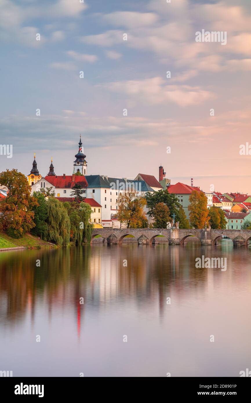 Pisek, République tchèque. Image de paysage urbain de Pisek avec le célèbre pont de pierre au beau coucher du soleil d'automne. Banque D'Images