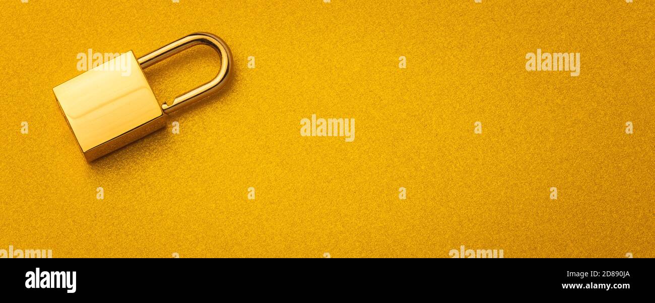 Serrure dorée sur fond doré avec espace vide pour texte Banque D'Images