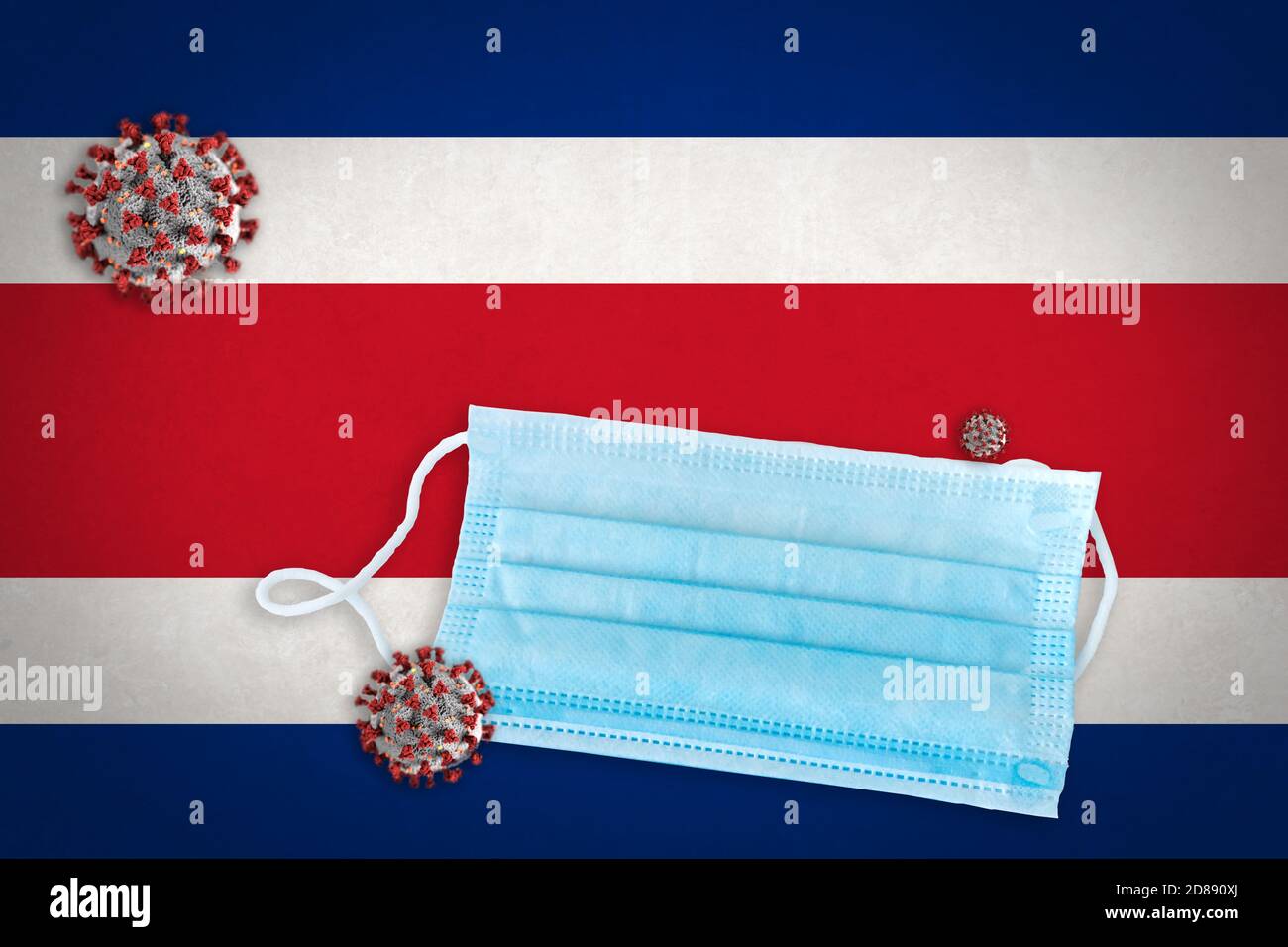 Concept illustration du masque chirurgical au-dessus du drapeau du Costa Rica et du coronavirus ou des particules Covid-19 devant. Banque D'Images