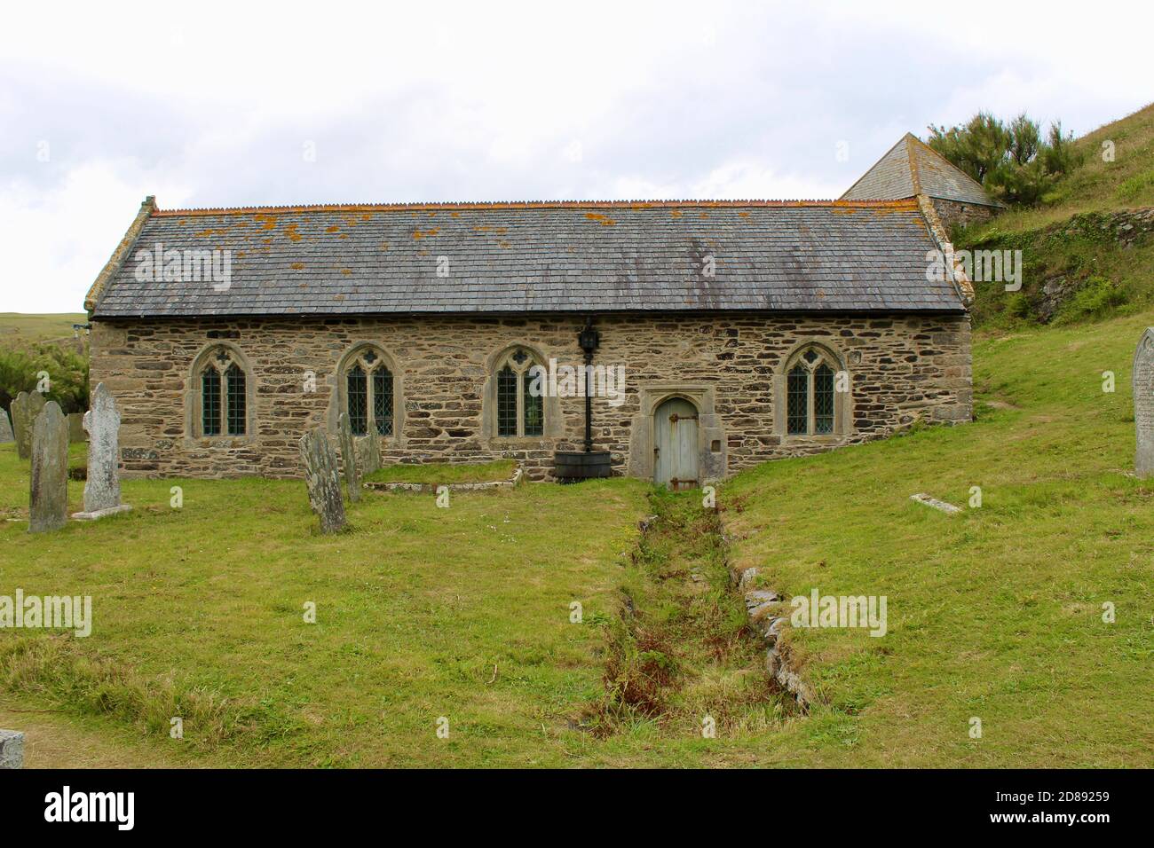 L'église de Saint Winwaloe ou église des tempêtes est l'église paroissiale de Gunwalloe, classée Grade I, en Cornouailles, en Angleterre. Contenu Banque D'Images