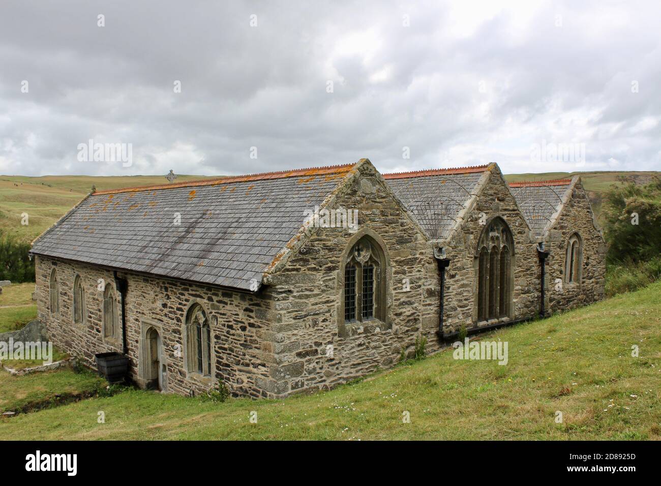 L'église de Saint Winwaloe ou église des tempêtes est l'église paroissiale de Gunwalloe, classée Grade I, en Cornouailles, en Angleterre. Contenu Banque D'Images