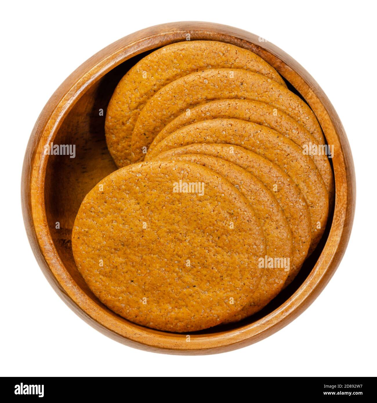 Le gingembre s'emboîte dans un bol en bois. Noix de gingembre scandinave. Biscuits fins de forme ronde, aromatisés au gingembre, à la cannelle, à la mélasse et au clou de girofle. Banque D'Images