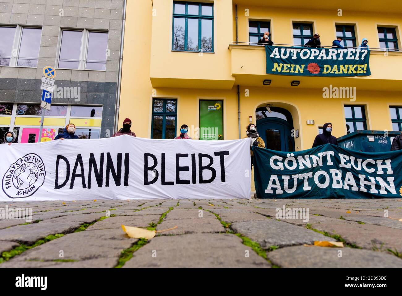 Berlin, Berlin, Allemagne. 28 octobre 2020. L'activiste climatique de Fridays for future Berlin, Ende Gelaende, l'anti-Kohle Kidz et Sand im Gegeiebe Berlin ont occupé le bureau fédéral des Verts (Buendnis 90/Die Gruenen) dans le centre de Berlin. Ils protestent contre le défrichement de la forêt de Dannenroeder à Hesse (allemand: Hessen) et exigent un arrêt immédiat de la construction de l'autoroute A49 prévue. La Jeunesse verte Berlin soutient également les manifestations. Crédit : Jan Scheunert/ZUMA Wire/Alay Live News Banque D'Images
